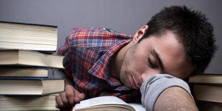 Leser / lesender Mann schläft über seiner Lektüre ein