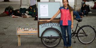 Laura Moulton mit ihrer mobilen, fahrradbetriebenen Bibliothek