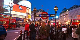 Foto vom Londoner Trafalgar Square am Abend