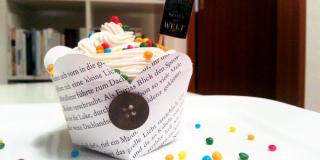 Cupcake mit bibliophilem Förmchen und bunter Deko-Verzierung