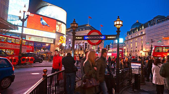 Foto vom Londoner Trafalgar Square am Abend