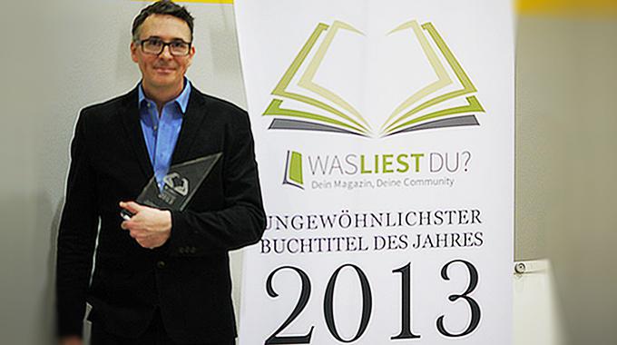 Volker Strübing (Preisträger „Ungewöhnlichster Buchtitel des Jahres 2013") mit seiner Auszeichnung