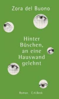 Hinter Büschen, an eine Hauswand gelehnt - Zora Buono